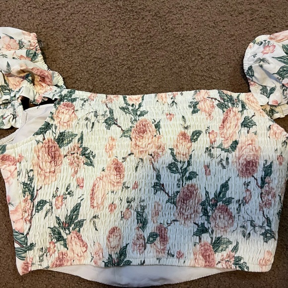 Flower crop top with ruffled shoulder pads - Picture 3 of 3